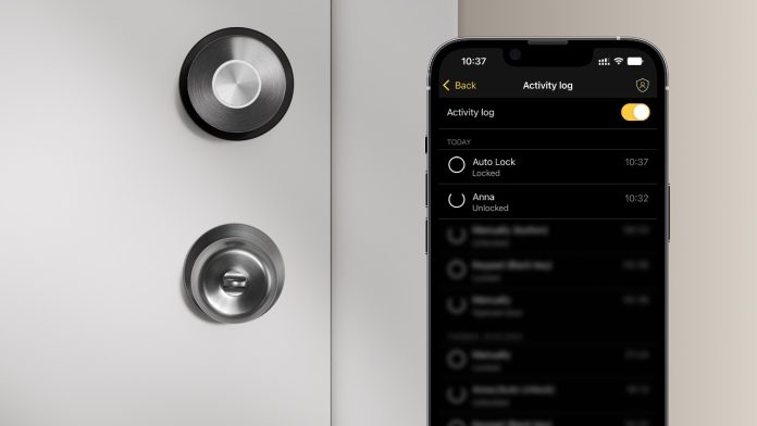 Een zwarte smartphone met een geopend activiteitenlogboek van een slim slot naast een witte deur met ronde zilveren sloten, ter illustratie van de 5 Gevaren van Smart Locks.