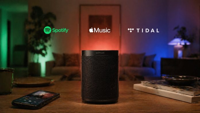 Een zwarte Sonos speaker op een houten tafel met daarop de logo's van Spotify, Apple Music en Tidal, om de beste streamingdienst voor Sonos te bepalen in een sfeervolle kamer.
