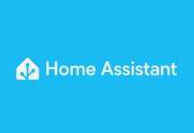Wit Home Assistant-logo en tekst op een helderblauwe achtergrond.