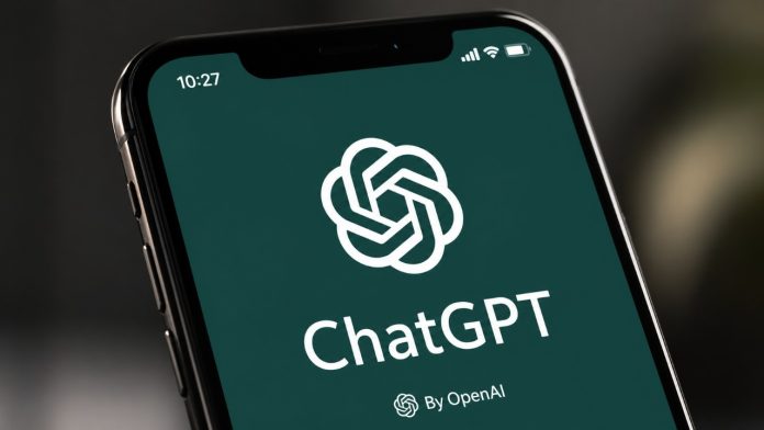 Een close-up van een OpenAI Smartphone in 2028 met een donkergroen scherm waarop het witte logo van ChatGPT en de tekst 'By OpenAI' te zien zijn.