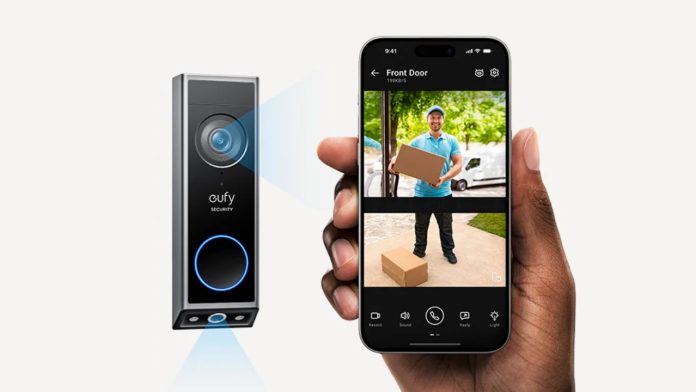 Zilveren en zwarte slimme deurbel zonder abonnement met een blauwe LED-ring en dubbele camera's voor volledig zicht, getoond naast een smartphone met live beelden van een bezorger en een pakketje.