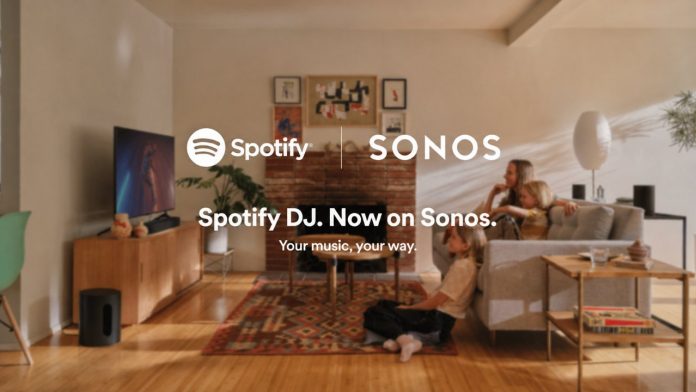 Een sfeervolle, warme woonkamer met een gezin dat ontspant, met de tekst 'Spotify DJ. Now on Sonos.' en verschillende Sonos-speakers subtiel in het interieur geplaatst.
