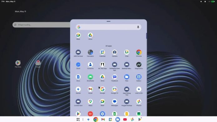Screenshot van de Google Aluminium OS-interface met een donkerblauwe achtergrond en een abstracte zilveren bol. Een centraal, licht lavendelkleurig menu met diverse kleurrijke app-iconen zweeft boven een witte taakbalk.