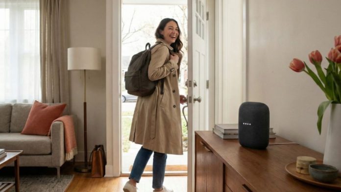 Een vrolijke vrouw in een beige trenchcoat verlaat haar huis met een donkere rugzak, klaar voor 'Vakantiemodus 2.0'. Ze kijkt lachend achterom naar een antracietgrijze smart speaker op een houten dressoir, naast een vaas met roze tulpen en een beige bank met een terracotta kussen.