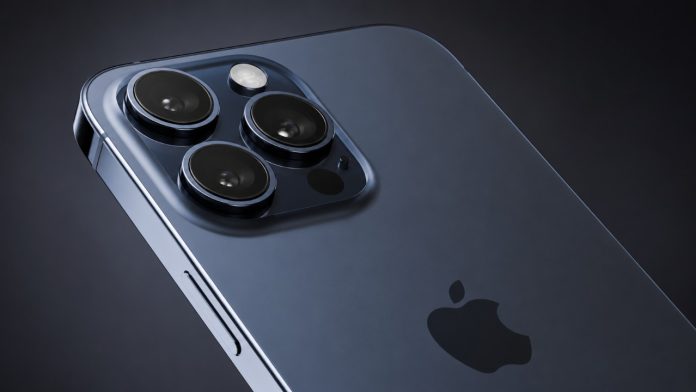 Close-up van de achterkant van een blauwe Apple iPhone met het camera-eiland en het Apple logo op een donkere achtergrond.