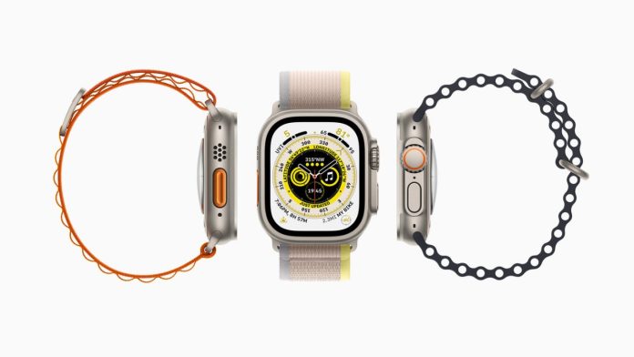 Drie verschillende aanzichten van de Apple Watch Ultra, inclusief de voor- en zijkanten met een oranje Alpine-loop, een beige Trail-loop en een zwarte Ocean-band.