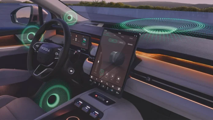 Een modern Skoda-interieur met een groot infotainmentscherm waarop het sonos audiosysteem wordt weergegeven, gevisualiseerd door groene geluidsgolven die uit de luidsprekers komen.