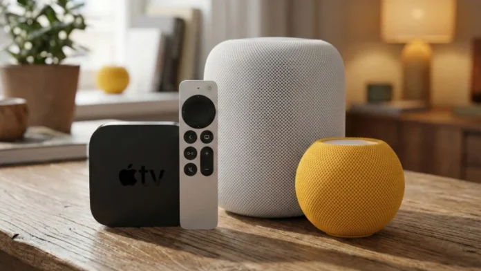 Een zwarte Apple TV met afstandsbediening staat naast een witte HomePod en een gele HomePod mini op een houten tafel in een sfeervol interieur.