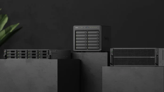 Een verzameling van verschillende professionele Synology NAS-systemen en rackmount-servers op grijze blokken die klaar zijn voor de Synology DSM 7.4 update.