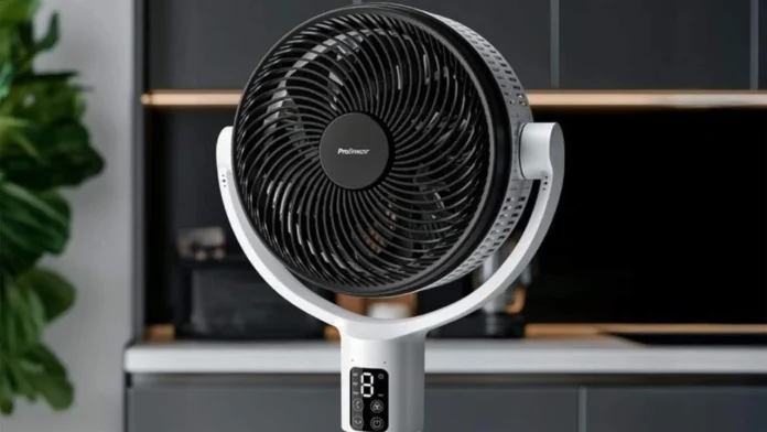 Een moderne witte ProBreeze ventilator slaapkamer met een zwart spiraalvormig rooster en een digitaal display in een strak interieur.