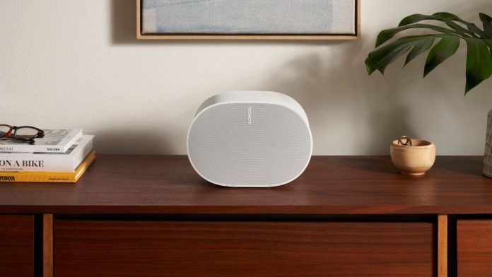 Een witte Sonos speaker centraal geplaatst op een houten dressoir, wat de nieuwe mogelijkheden van de Sonos Apple Home Siri update illustreert.