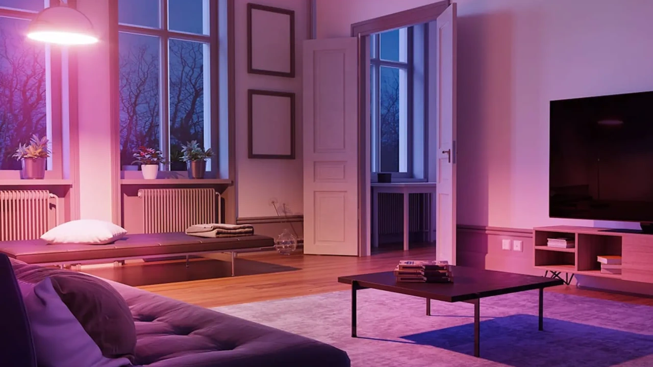 Een sfeervolle moderne woonkamer met paarse neonverlichting en een groot televisiescherm voor het streamen van Apple-content.