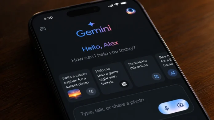 Een close-up van een smartphone die de interface van de Google Gemini AI-app weergeeft met gepersonaliseerde interactieve suggesties.
