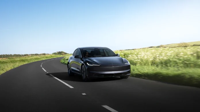 Een glanzende zwarte Tesla Model 3 rijdt over een bochtige weg door een groen landschap, waarbij de Grok AI Tesla functies optimaal worden benut.