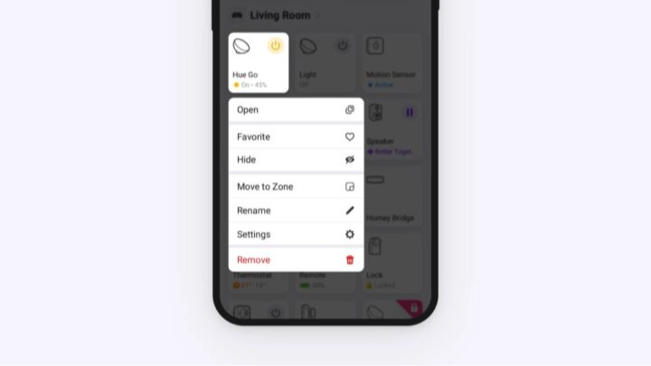 Een smartphone toont de Homey app-interface met een geopend instellingenmenu voor een slimme Hue Go-lamp.