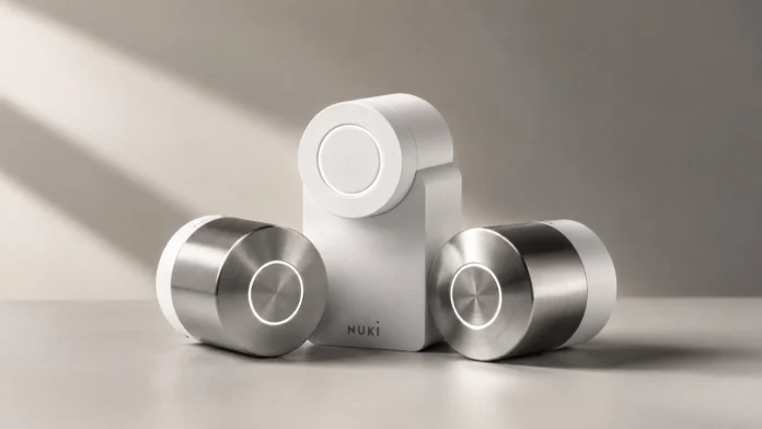 Drie verschillende witte en zilveren modellen van de Nuki Smart Lock staan naast elkaar opgesteld om eenvoudig een Nuki Smart Lock vergelijken mogelijk te maken.