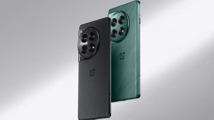 De achterzijde van een zwarte en groene OnePlus 12 met hun kenmerkende ronde cameramodules wordt getoond tegen een grijze achtergrond, terwijl de geruchtenmolen rondom OnePlus stopt Europa op volle toeren draait.