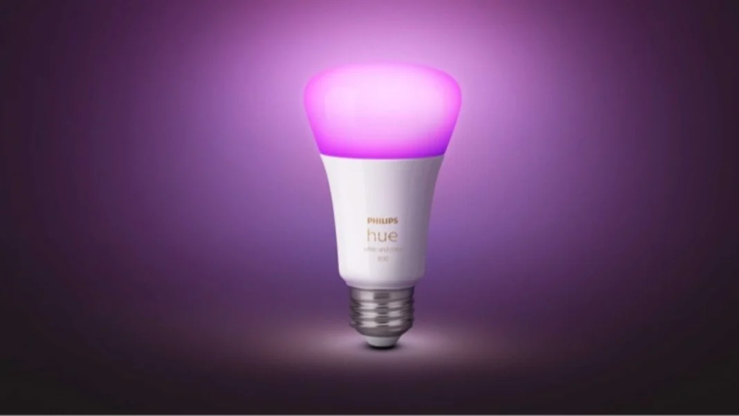 Een Philips Hue zonder Bridge slimme LED-lamp die een heldere paarse gloed verspreidt tegen een sfeervolle donkere achtergrond.