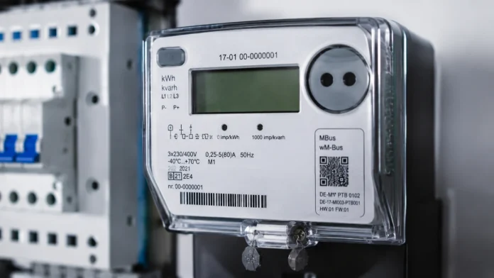 Een gedetailleerde weergave van een digitale slimme meter besparen boete door een nauwkeurige registratie van het elektriciteitsverbruik in de meterkast.