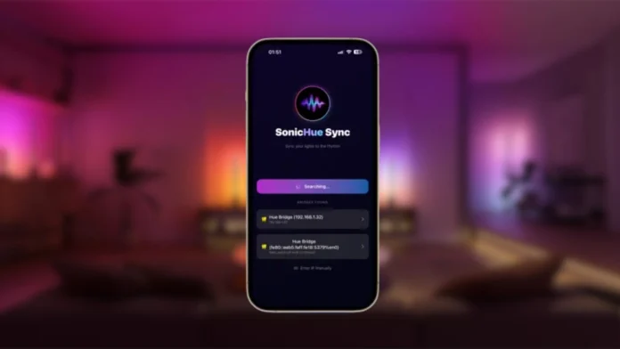Een smartphone toont de SonicHue Sync Philips Hue-app terwijl deze zoekt naar verbindingen in een sfeervol paars verlichte woonkamer.