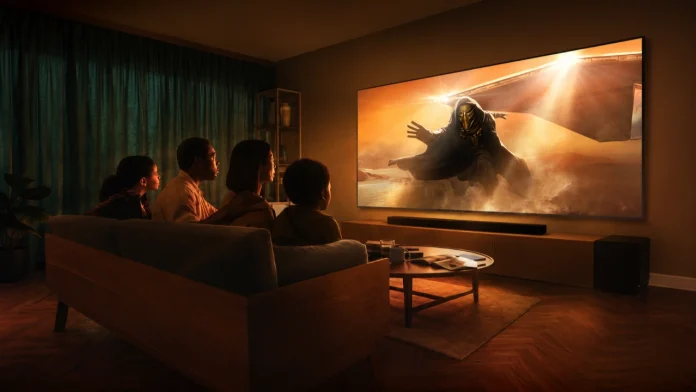 Een gezin geniet van een meeslepende filmervaring op een grote sONY televisie in een sfeervol verlichte woonkamer.
