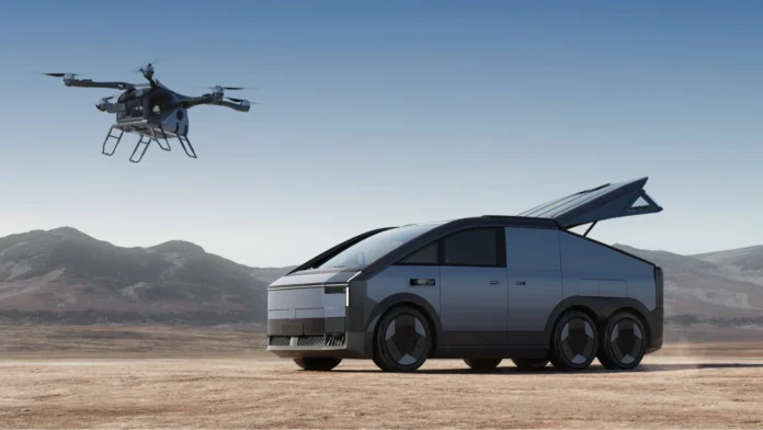 De futuristische vliegende auto Xpeng stijgt op vanuit de achterzijde van een zilverkleurige terreinwagen met zes wielen in een weids berglandschap.