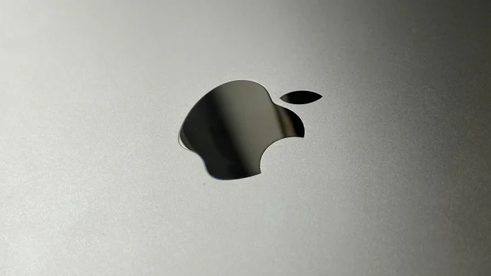 Glanzend Apple logo op een matte zilveren MacBook behuizing.