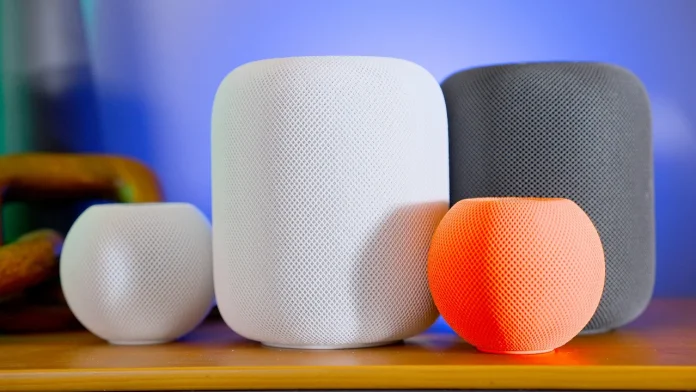 Verschillende Apple home hub speakers, waaronder de HomePod en HomePod mini in wit, grijs en oranje.
