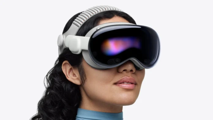 Vrouw draagt de Apple Vision Pro headset tegen een witte achtergrond.