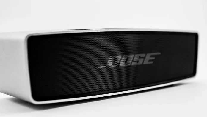 Bose SoundTouch draadloze speaker in zilver en zwart, close-up op witte achtergrond.