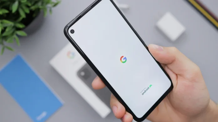 Een hand die een Google Pixel-smartphone vasthoudt met het Google-logo op het scherm.