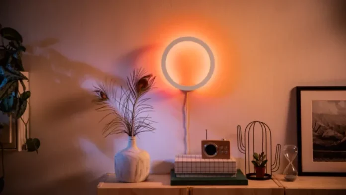 Moderne Philips HUE wandlamp met warm oranje licht in een sfeervol interieur met decoratie.