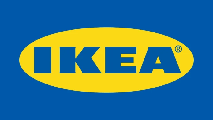Het iconische IKEA-logo met dikke blauwe letters in een gele ovaal tegen een effen blauwe achtergrond.