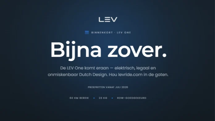 Een minimalistische aankondigingsposter op een donkerblauwe achtergrond voor de nieuwe LEV One e-step RDW goedgekeurd met informatie over proefritten en technische specificaties.