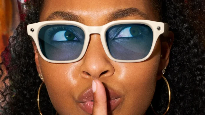 Een close-up van een vrouw die een stiltegebaar maakt terwijl ze witte Meta Glasses met blauwe glazen draagt.