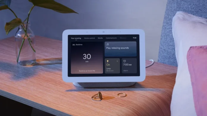 Een Google Nest Hub smart display op een houten nachtkastje toont de avondroutine en alarminstellingen naast een glazen vaas met een plant.
