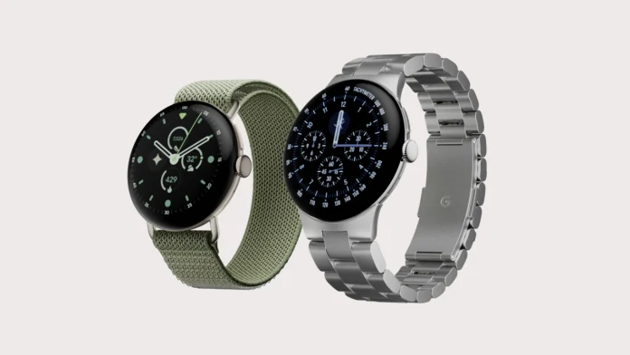 Twee Pixel Watch 5 smartwatches worden getoond met een groene geweven horlogeband en een zilverkleurige metalen schakelarmband tegen een neutrale achtergrond.