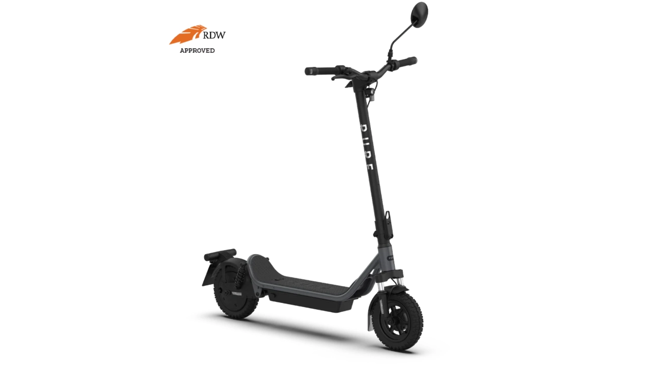 Een zwarte elektrische step met een achteruitkijkspiegel en RDW-goedkeuring is uitgerust met de Pure Air6 Pro+ Suspension voor een soepele rijervaring.