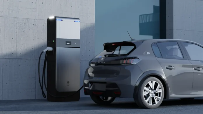 Slim EV Laden van een Peugeot e-208 bij een modern laadstation voor elektrische auto's.