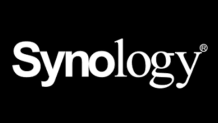 Het officiële witte Synology logo op een effen zwarte achtergrond.