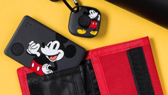 Mickey Mouse tracker kaart in een rode portemonnee en een vierkante tracker op een gele achtergrond.