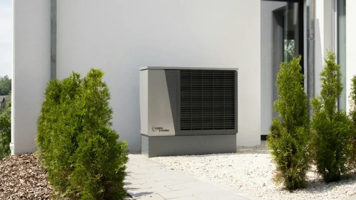 Alpha Innotec warmtepompboiler sg-ready buitenunit bij een moderne witte woning.
