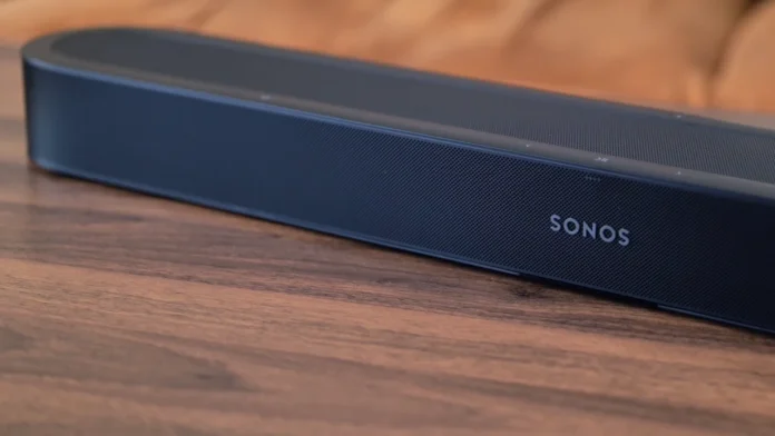 Zwarte Sonos soundbar op een houten meubel voor een modern interieur.