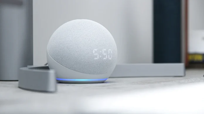 Witte Amazon Echo Dot met digitale klok en blauwe lichtring, werkend met Alexa.