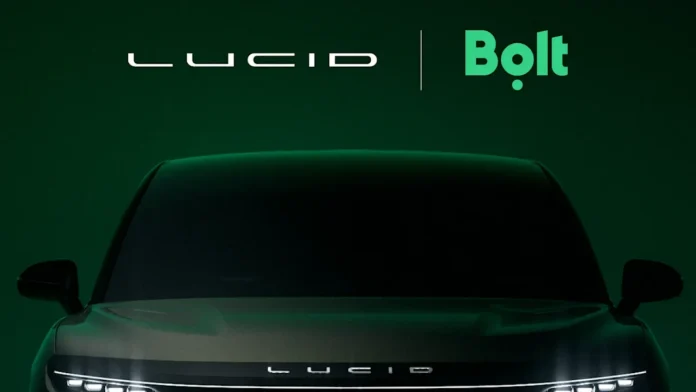 Elektrische Lucid auto en Bolt logo op een groene achtergrond.