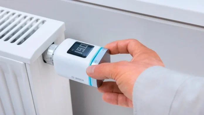 Hand die een Bosch slimme radiatorthermostaat instelt voor een energiezuinige verwarming.