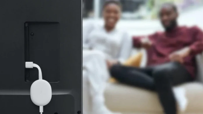 Google Chromecast aangesloten op een smart-tv met een koppel op de bank in een woonkamer.