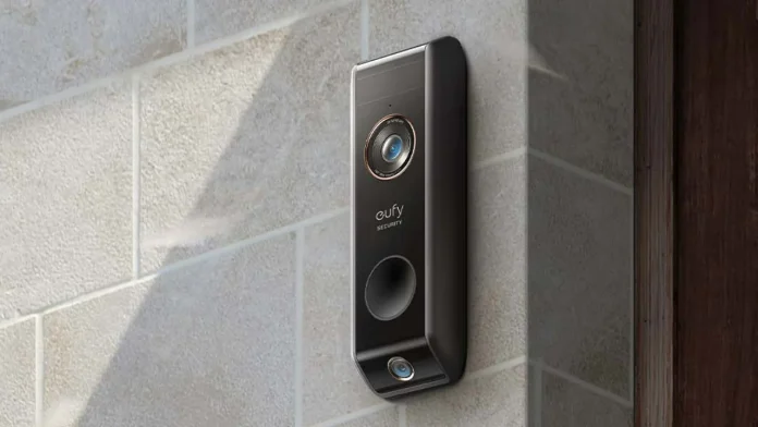 eufy Video Doorbell Dual met dubbele camera gemonteerd op een lichtgrijze stenen buitenmuur.