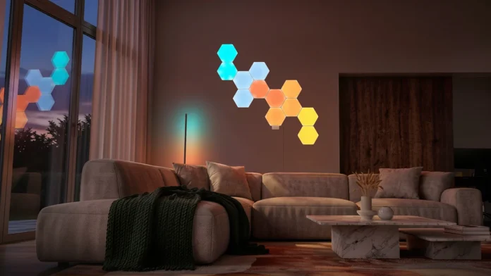 Moderne woonkamer met kleurrijke zeshoekige wandverlichting en een vloerlamp voor een warme hue.