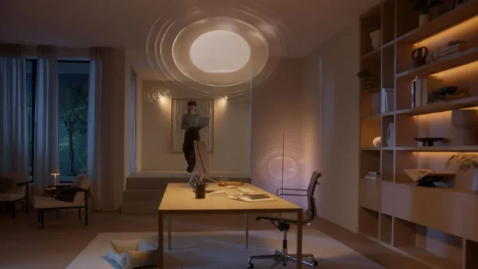 Sfeervol thuiskantoor met warme Hue verlichting en een modern interieur.